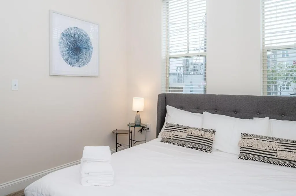 Laid Back 1Br W Comfy Living Room And Bar Charlotte Apartment