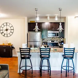 Serene Uptown 2br And 2ba Apartment