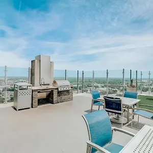 Frontdesk Uptown Apts With Views Apartment